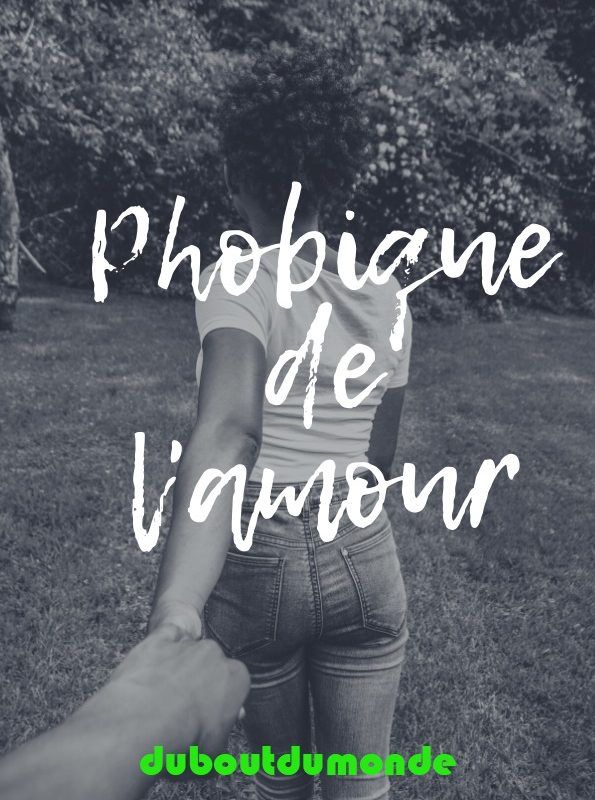 Plus qu'amoureuse, elle était aux anges. Mais elle n'a pas tardé à remettre les pieds sur terre , devenant carrément phobique de l'amour. Aujourd'hui pour elle, l'amour n'est qu'un mot absurde désignant un leurre qui dure le temps d’une fougue.